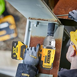 Masina de insurubat cu impact cu acumulator 18V DeWalt DCF900P2T-QW, prindere 1/2 inch patrat, motor fara perii, 1396 Nm, livrata cu acumulatori 2 x 5 ah, incarcator si valiza Tstak