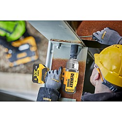 Masina de insurubat cu impact cu acumulator 18V DeWalt DCF900P2T-QW, prindere 1/2 inch patrat, motor fara perii, 1396 Nm, livrata cu acumulatori 2 x 5 ah, incarcator si valiza Tstak