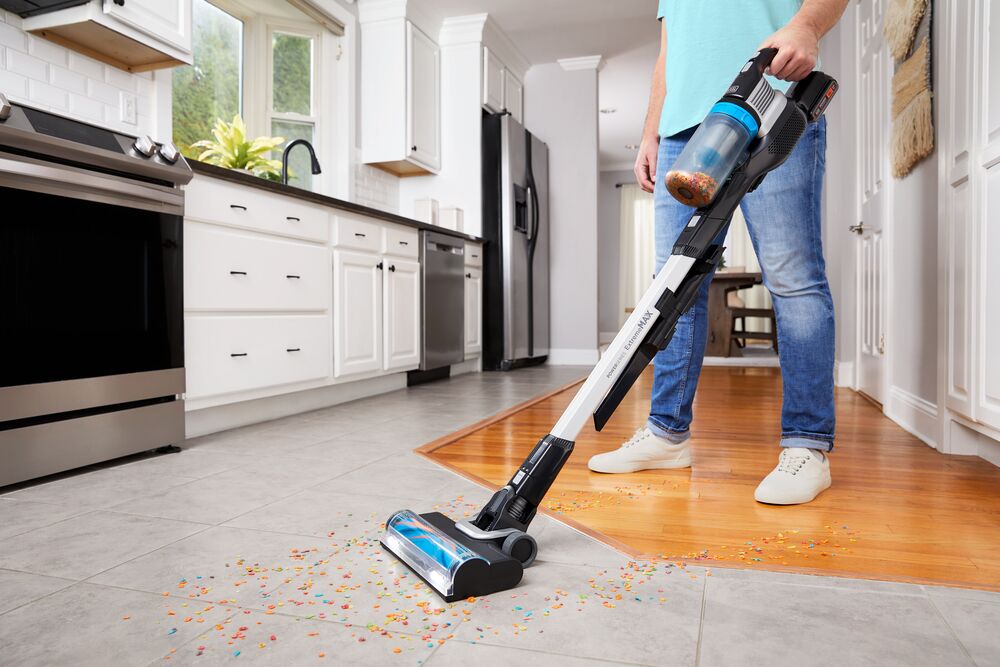 Aspirator vertical pe acumulator 4 in 1 Black Decker PowerSeries Extreme MAX BHFEB520D1, free-standing, acumulator 18V 2.0 Ah, autonomie pana la 42 min, indicator status LED, 3 trepte de aspirare, iluminare LED