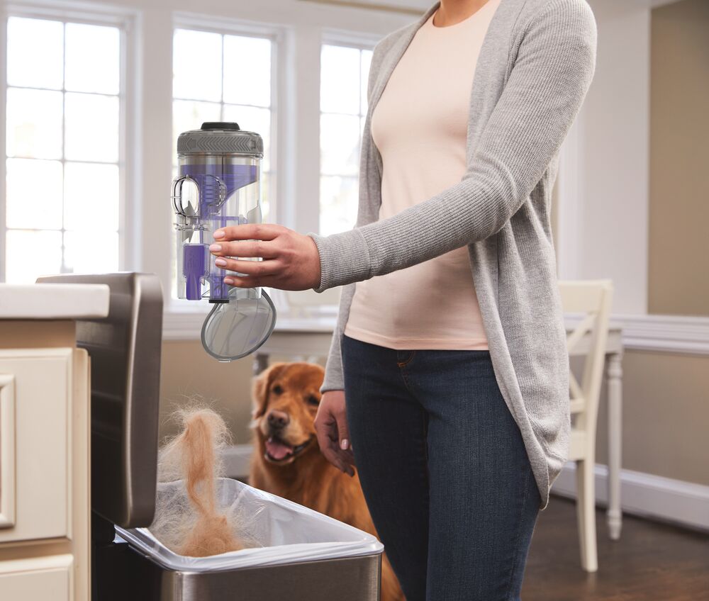 Aspirator vertical pe acumulator 4 in 1 Black & Decker BHFEV362DP-QW, 3 viteze, autonomie pana la 95 min, indicator status LED, capacitate rezervor 0.75 L, perie pentru parul de animale, livrat cu incarcator si acumulator 36 V 2.5 Ah