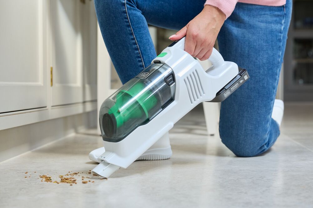 Aspirator vertical 4 in 1 cu acumulator 18V Black Decker REVSV18D1-QW, cu extensie pentru pardosele, carcasa din 50% plastic reciclat, 1 x acumulator 2.0 Ah si incarcator – Black& Decker REVSV18D1-QW
