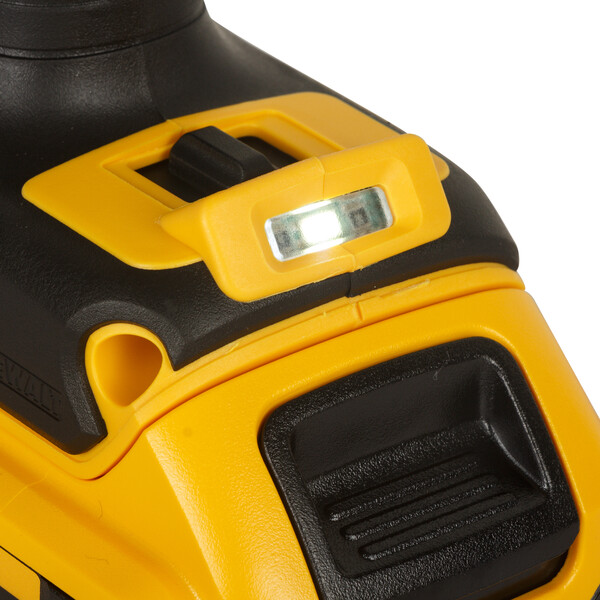 Masina de insurubat cu impact cu acumulator 18V DeWalt DCF899P2-QW, motor fara perii, 950 Nm, prindere patrat 1/2, 2 x acumulator 5 Ah, incarcator si valiza Tstak – DeWalt DCF899P2-QW