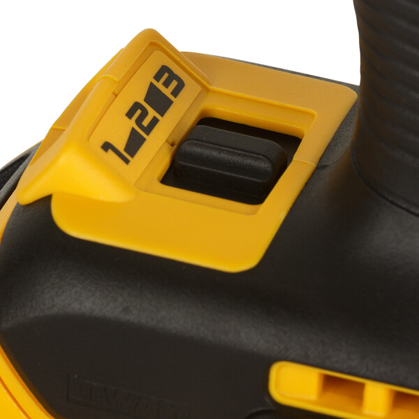 Masina de insurubat cu impact cu acumulator 18V DeWalt DCF899P2-QW, motor fara perii, 950 Nm, prindere patrat 1/2, 2 x acumulator 5 Ah, incarcator si valiza Tstak – DeWalt DCF899P2-QW