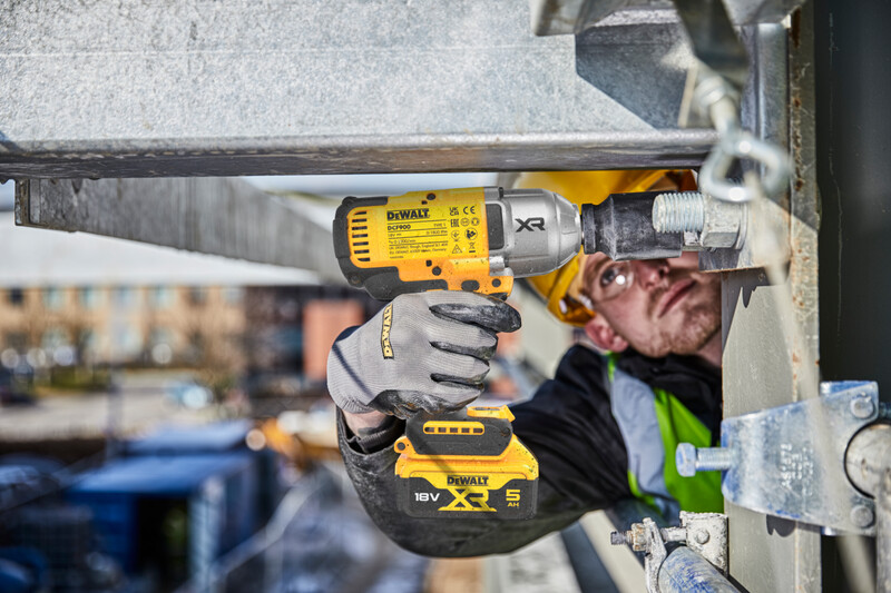 Masina de insurubat cu impact cu acumulator 18V DeWalt DCF900P2T-QW, prindere 1/2 inch patrat, motor fara perii, 1396 Nm, livrata cu acumulatori 2 x 5 ah, incarcator si valiza Tstak