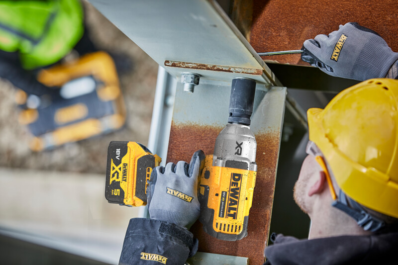 Masina de insurubat cu impact cu acumulator 18V DeWalt DCF900P2T-QW, prindere 1/2 inch patrat, motor fara perii, 1396 Nm, livrata cu acumulatori 2 x 5 ah, incarcator si valiza Tstak