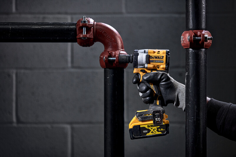 DeWalt DCF922P2T-QW – Masina de insurubat cu impact cu acumulator 18V DeWalt DCF922P2T-QW, prindere 1/2 inch patrat, motor fara perii, 406 Nm, livrata cu acumulatori 2 x 5 ah, incarcator si valiza Tstak Masina de insurubat cu impact cu acumulator 18V DeWalt DCF922P2T-QW, prindere 1/2 inch patrat, motor fara perii, 406 Nm, livrata cu acumulatori 2 x 5 ah, incarcator si valiza Tstak – DeWalt DCF922P2T-QW