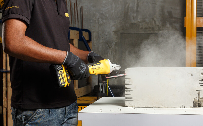 Polizor unghiular cu acumulator 18V DeWalt DCG405P2-QW, motor fara perii, diametru disc 125 mm, 2 x acumulator 5 Ah, incarcator, valiza de transport – DeWalt DCG405P2-QW