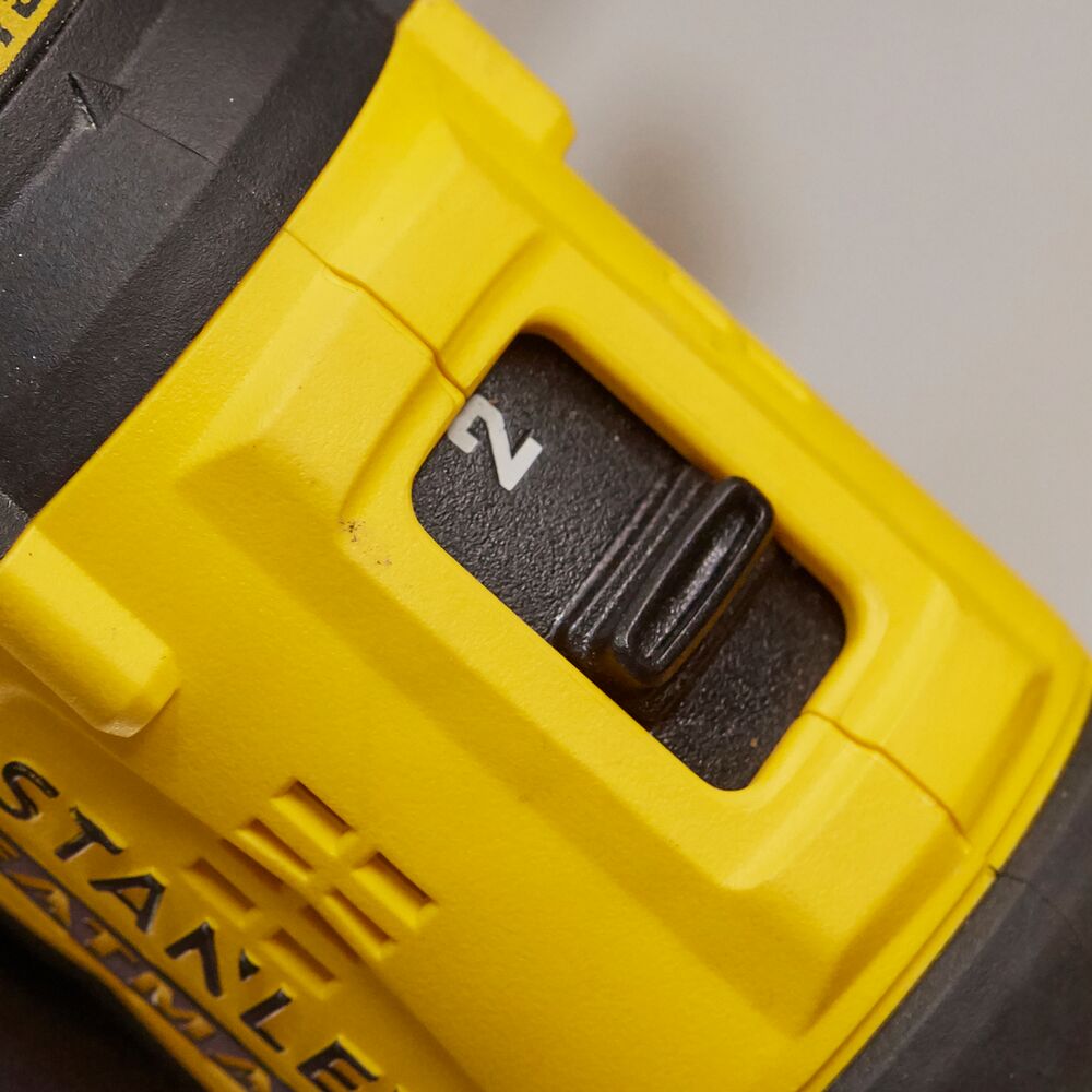 Masina de gaurit si insurubat cu acumulator 18V Stanley SFMCD710D2K-QW, motor fara perii, iluminare LED, 60nM, 2 x acumulator 2.0 Ah, incarcator si valiza transport – STANLEY SFMCD710D2K-QW