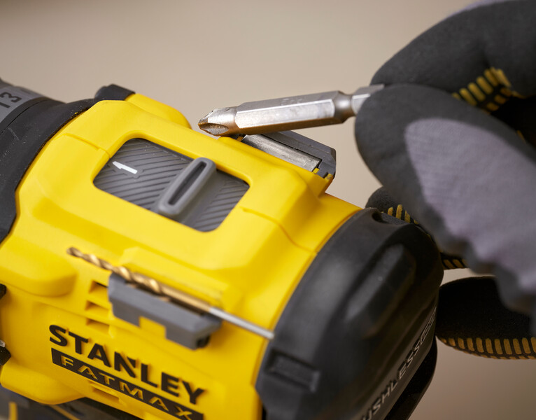 Masina de gaurit si insurubat cu percutie cu acumulator 18V Stanley SFMCD726D2K-QW, motor fara perii, mandrina metalica, iluminare LED, 80nM, 2 x acumulator 2.0 Ah, incarcator si valiza transport – STANLEY SFMCD726D2K-QW