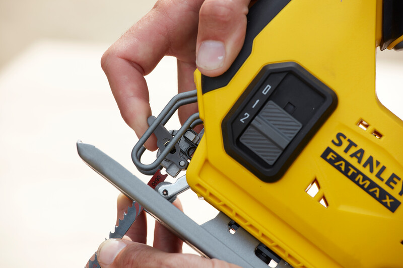 Fierastrau pendular cu acumulator 18V Stanley Fatmax V20 SFMCS600M2K, 2 x acumulator 4 Ah, incarcator si valiza transport – STANLEY SFMCS600M2K-QW
